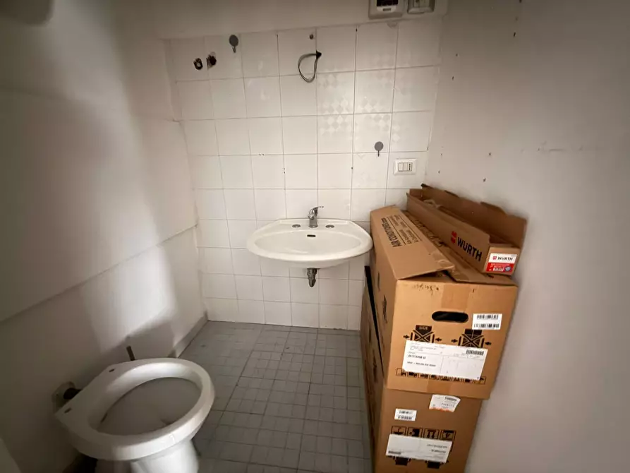 Immagine 14 di Negozio in affitto  in Via Colombo 24 a Caserta