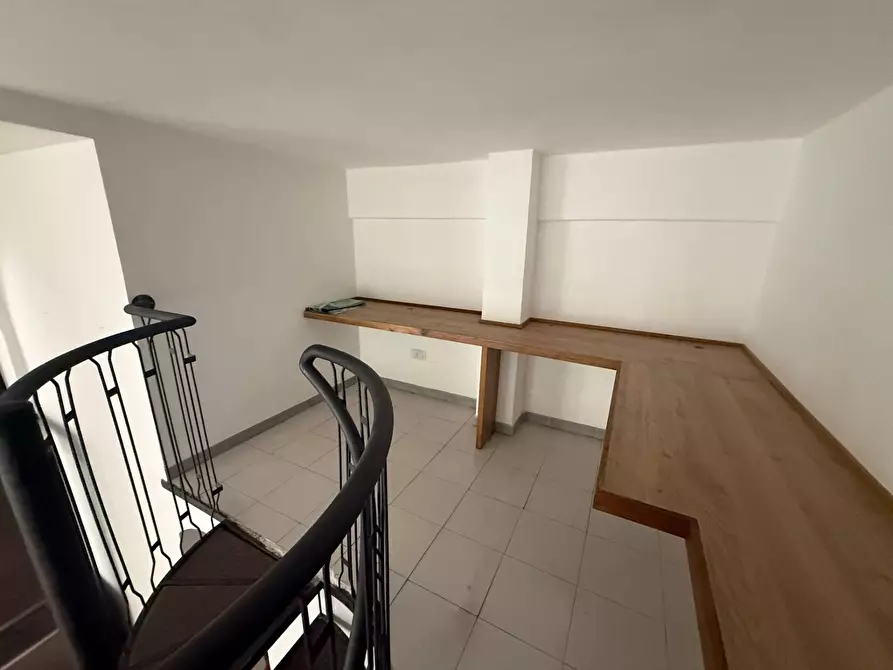 Immagine 12 di Negozio in affitto  in Via Colombo 24 a Caserta