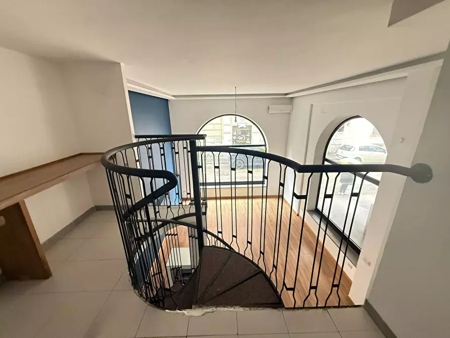 Immagine 9 di Negozio in affitto  in Via Colombo 24 a Caserta