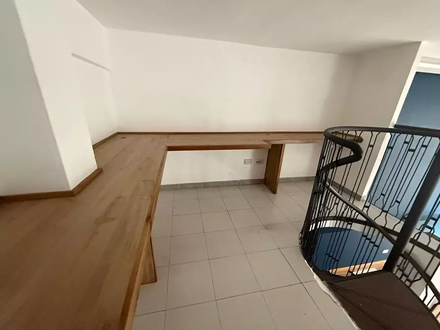 Immagine 11 di Negozio in affitto  in Via Colombo 24 a Caserta