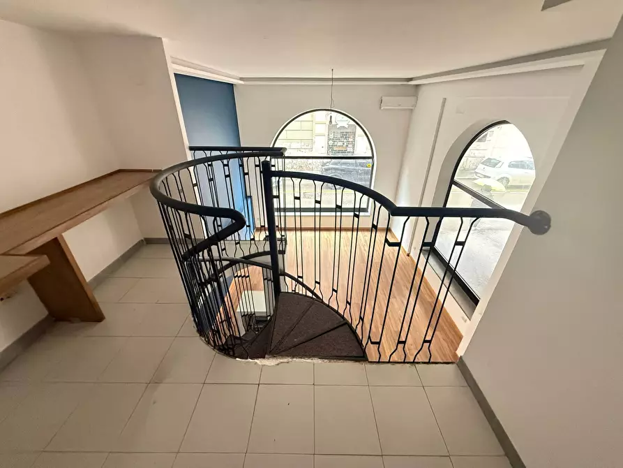 Immagine 10 di Negozio in affitto  in Via Colombo 24 a Caserta