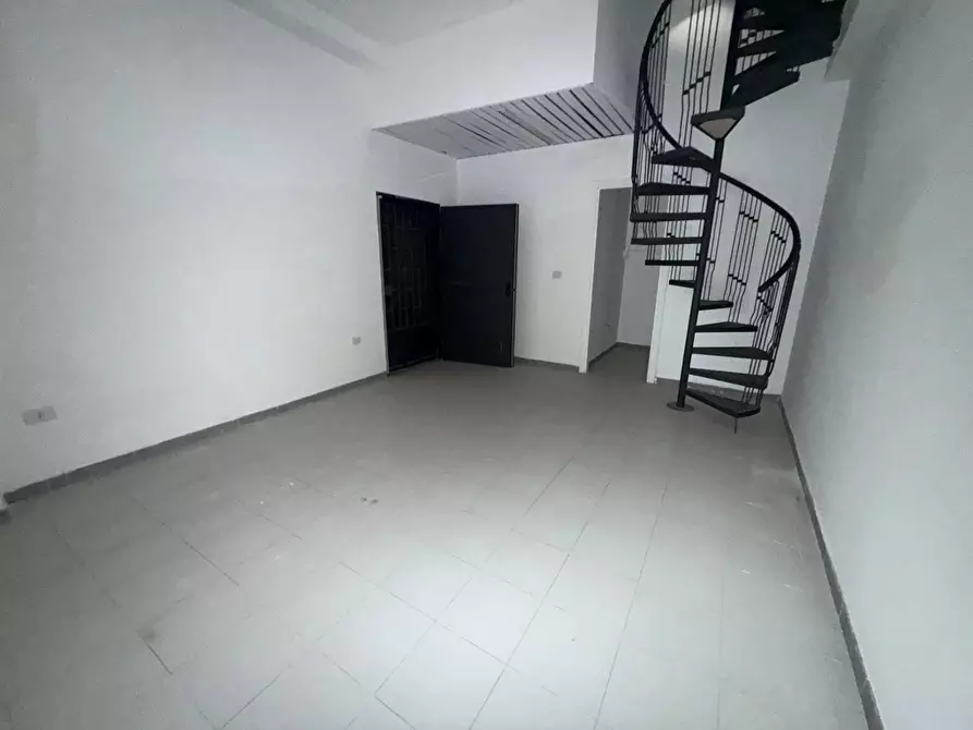 Immagine 17 di Negozio in affitto  in Via Colombo 24 a Caserta