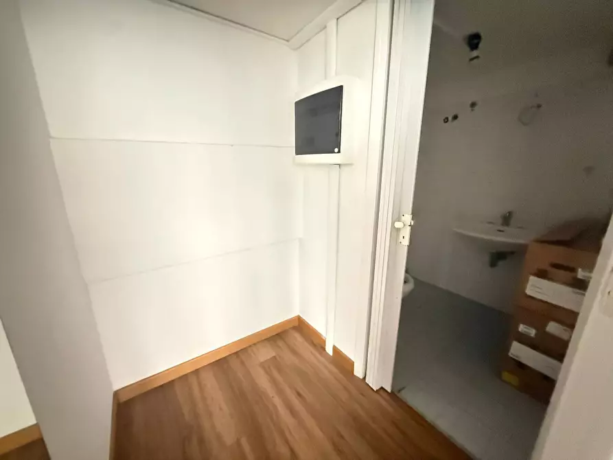 Immagine 13 di Negozio in affitto  in Via Colombo 24 a Caserta