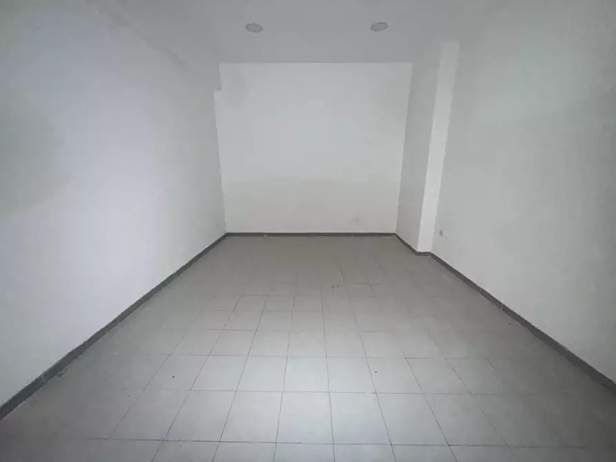 Immagine 19 di Negozio in affitto  in Via Colombo 24 a Caserta