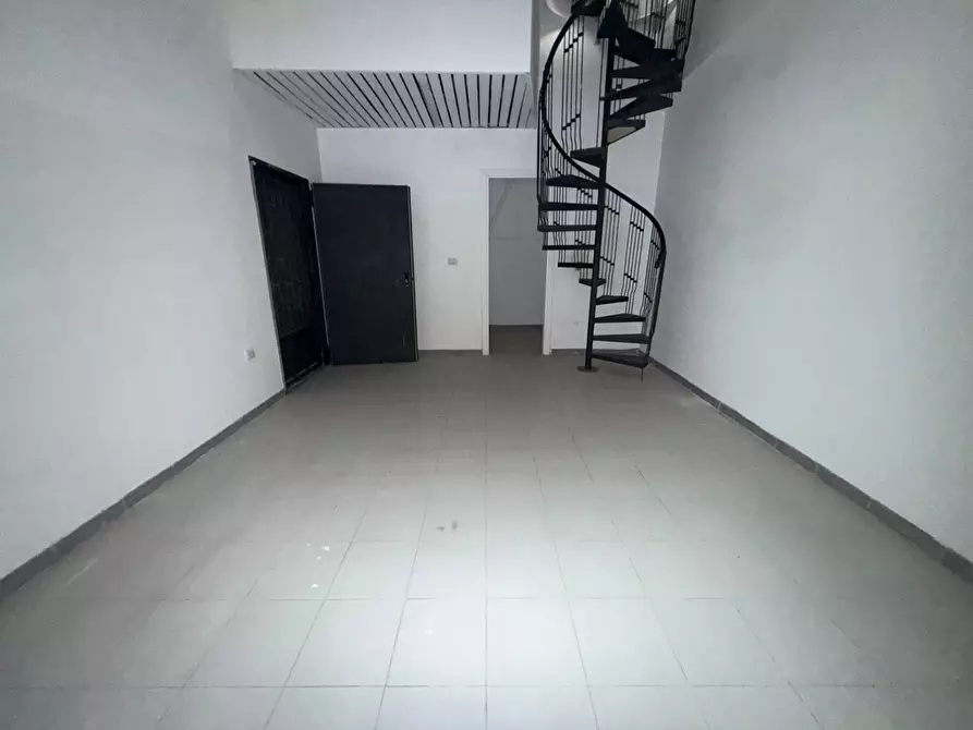 Immagine 21 di Negozio in affitto  in Via Colombo 24 a Caserta