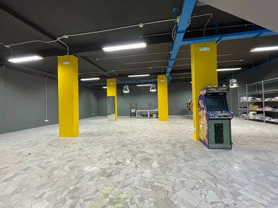 Immagine 6 di Negozio in affitto  in via Nazionale Appia 235 a Casagiove