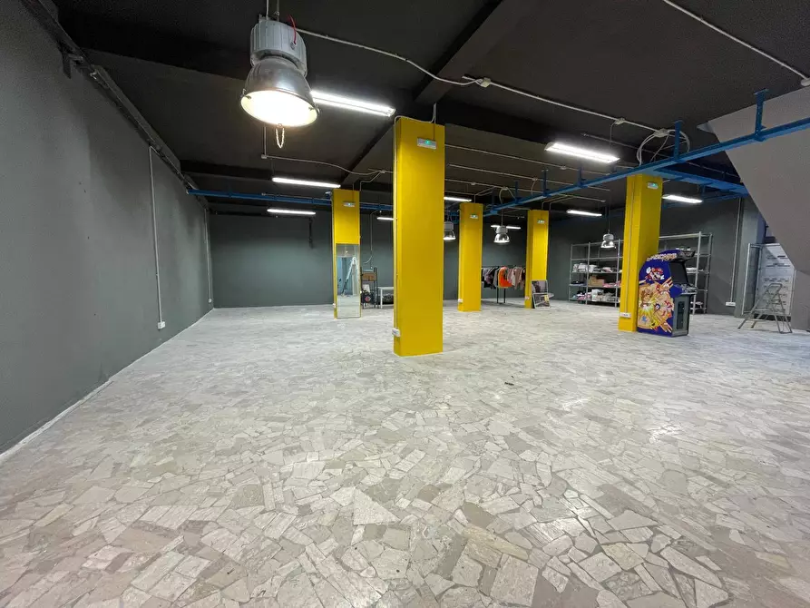 Immagine 8 di Negozio in affitto  in via Nazionale Appia 235 a Casagiove