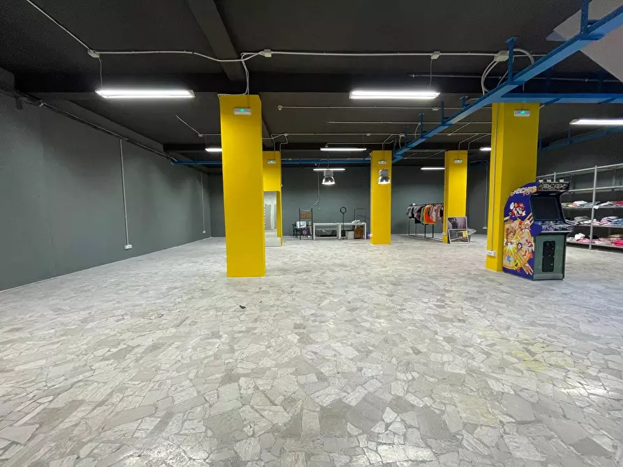 Immagine 9 di Negozio in affitto  in via Nazionale Appia 235 a Casagiove