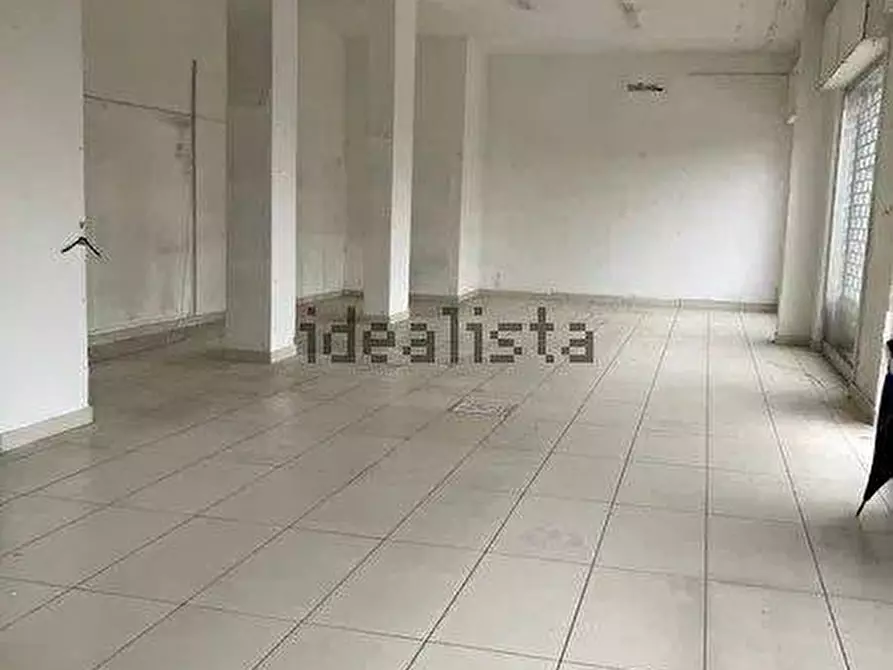 Immagine 2 di Negozio in affitto  in Viale Abramo Lincoln 257 a Caserta