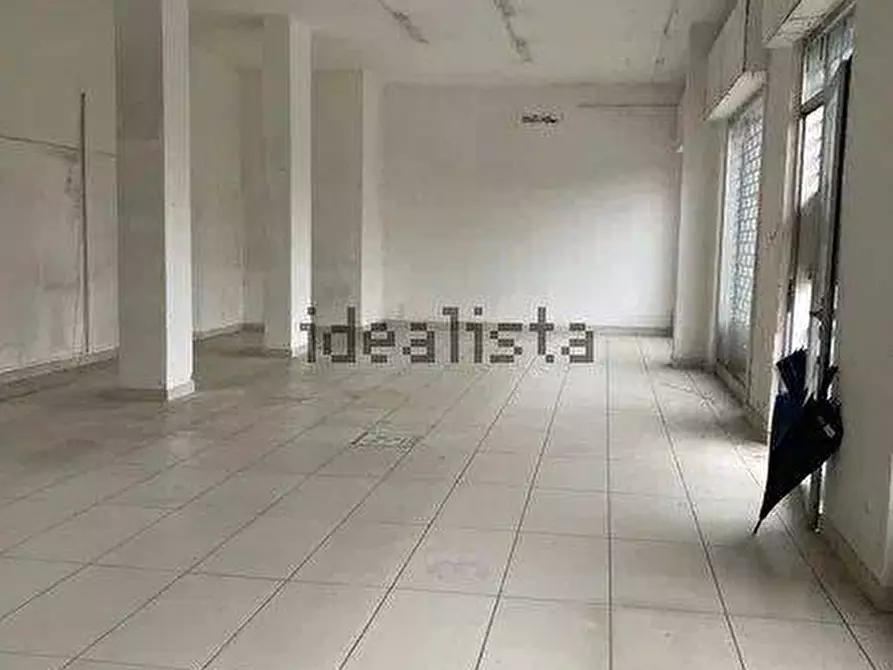 Immagine 3 di Negozio in affitto  in Viale Abramo Lincoln 257 a Caserta