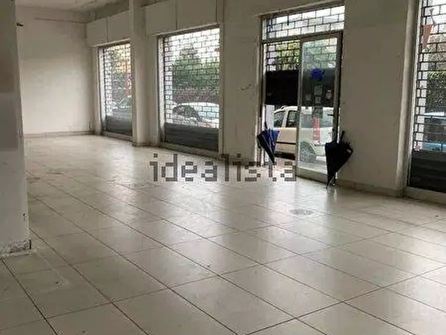 Immagine 1 di Negozio in affitto  in Viale Abramo Lincoln 257 a Caserta