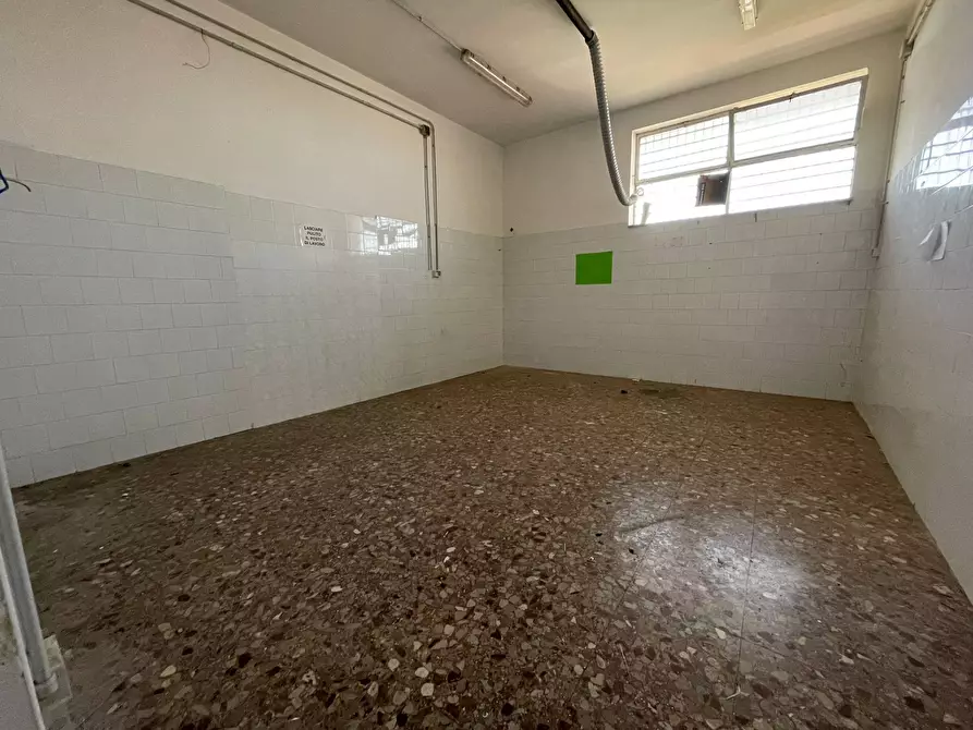 Immagine 8 di Negozio in affitto  in Via Libertà 394 a Maddaloni