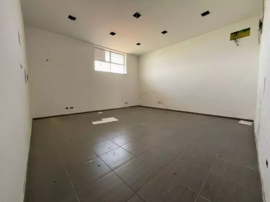 Immagine 5 di Negozio in affitto  in Via Libertà 394 a Maddaloni