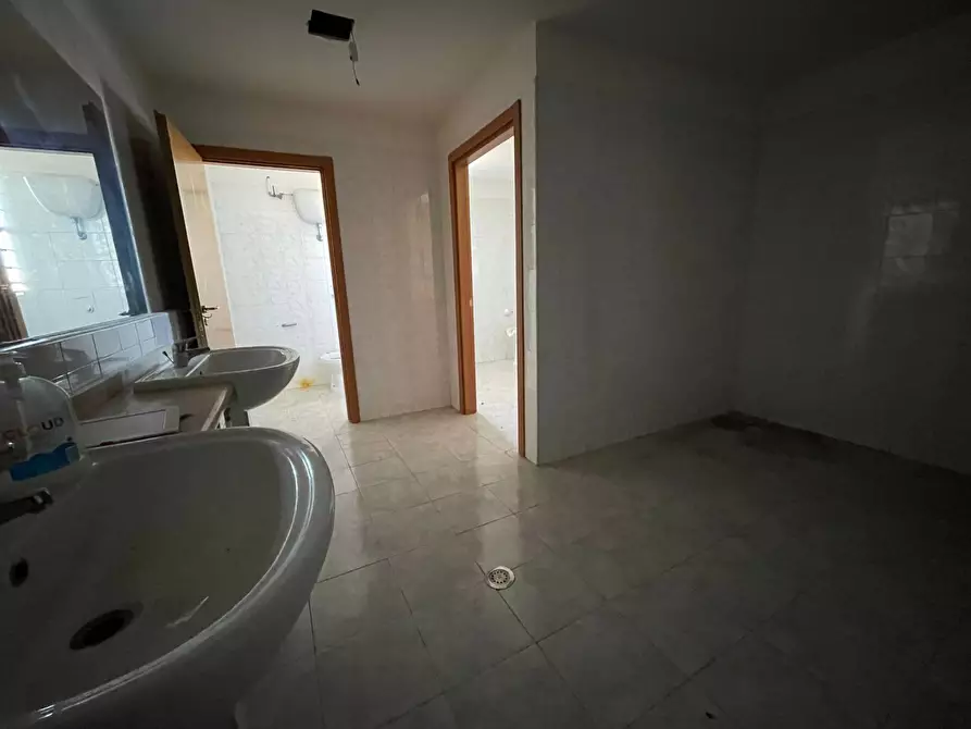 Immagine 12 di Negozio in affitto  in Via Libertà 394 a Maddaloni