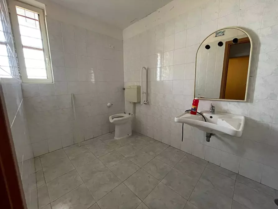 Immagine 13 di Negozio in affitto  in Via Libertà 394 a Maddaloni