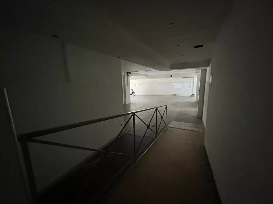 Immagine 10 di Negozio in affitto  in Via Libertà 394 a Maddaloni