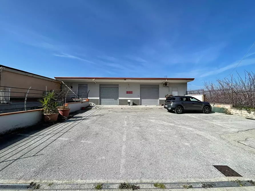 Immagine 9 di Negozio in affitto  in Via Libertà 394 a Maddaloni