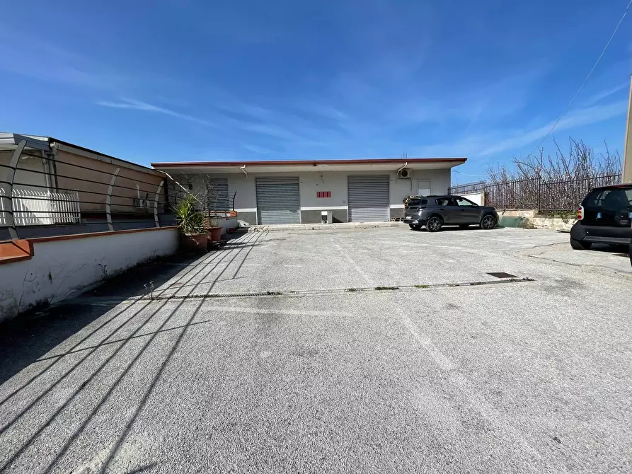 Immagine 11 di Negozio in affitto  in Via Libertà 394 a Maddaloni