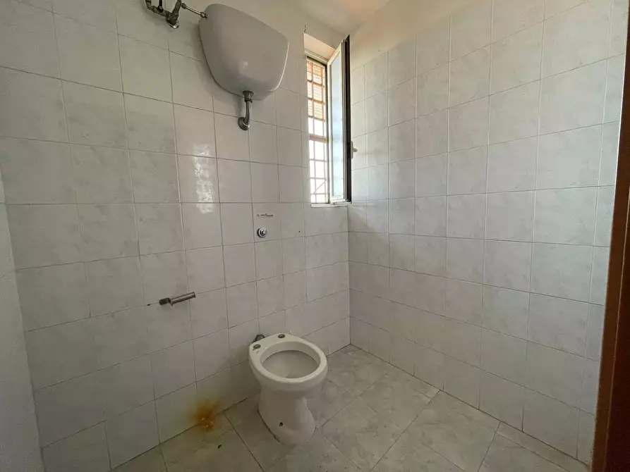 Immagine 14 di Negozio in affitto  in Via Libertà 394 a Maddaloni