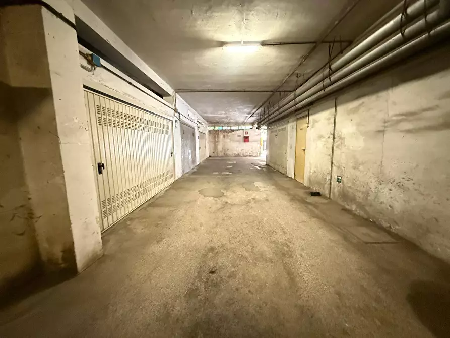 Immagine 5 di Box auto in vendita  in Via Barducci 10 a Caserta