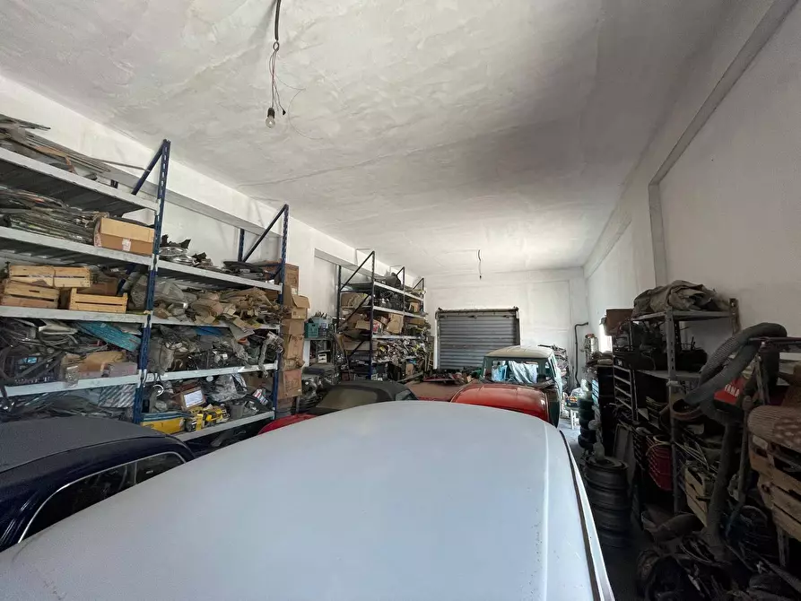 Immagine 6 di Negozio in affitto  in Via Vicinale Discesa Galitta a Maddaloni