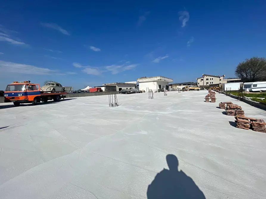 Immagine 9 di Negozio in affitto  in Via Vicinale Discesa Galitta a Maddaloni