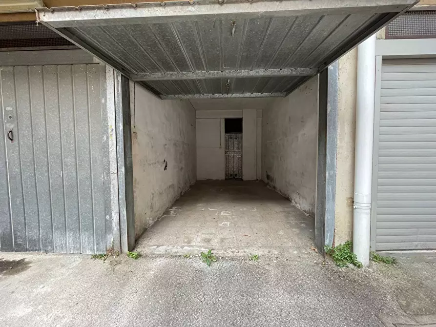 Immagine 3 di Box auto in affitto  in Via Benevento a Caserta