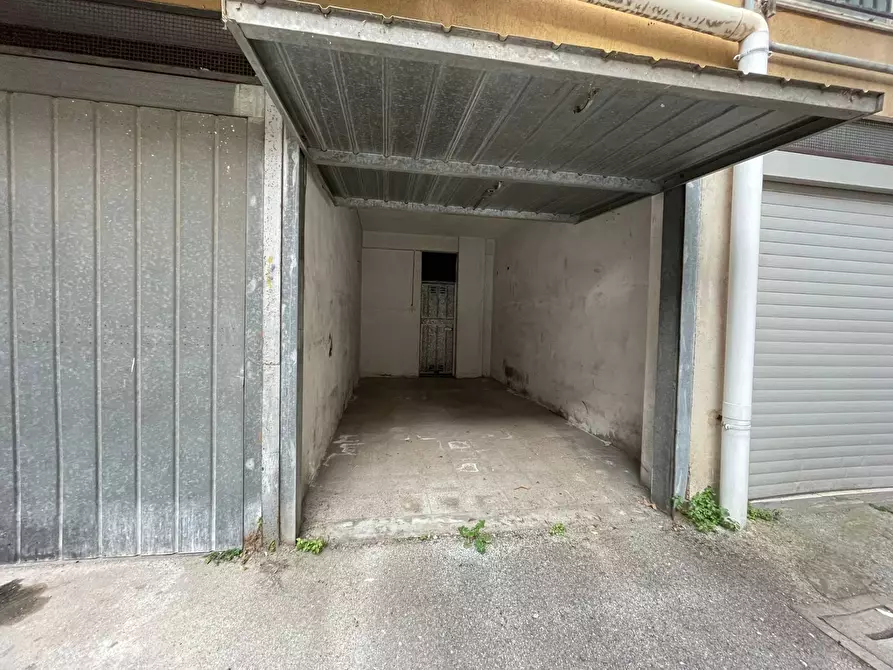 Immagine 6 di Box auto in affitto  in Via Benevento a Caserta