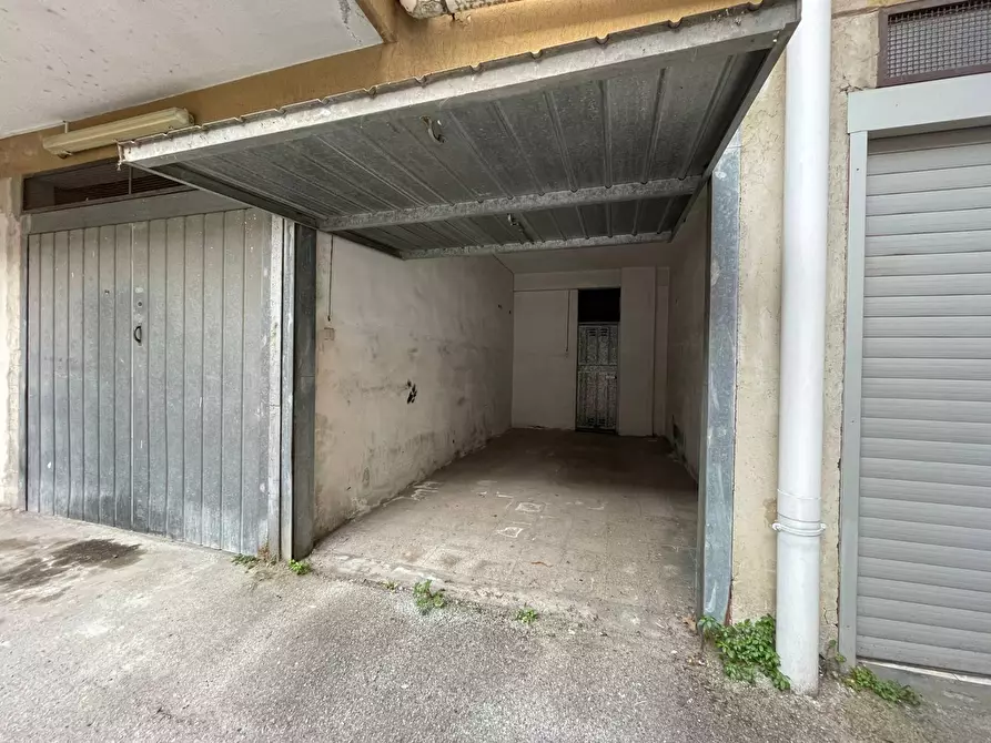 Immagine 7 di Box auto in affitto  in Via Benevento a Caserta