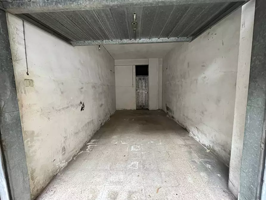 Immagine 2 di Box auto in affitto  in Via Benevento a Caserta