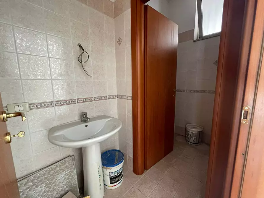 Immagine 12 di Negozio in affitto  in via Giovanni Amendola 8 a Capodrise