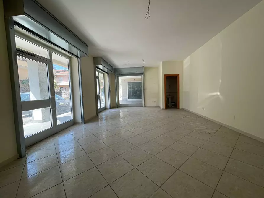 Immagine 1 di Negozio in affitto  in via Giovanni Amendola 8 a Capodrise