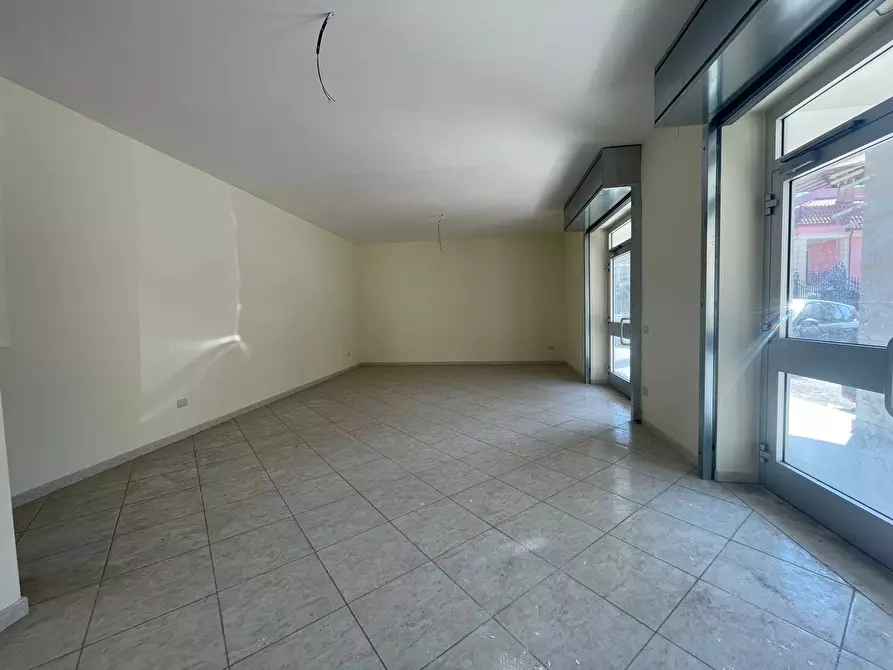 Immagine 2 di Negozio in affitto  in via Giovanni Amendola 8 a Capodrise