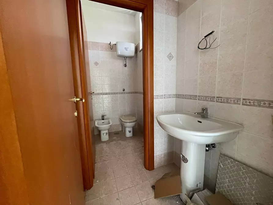Immagine 14 di Negozio in affitto  in via Giovanni Amendola 8 a Capodrise