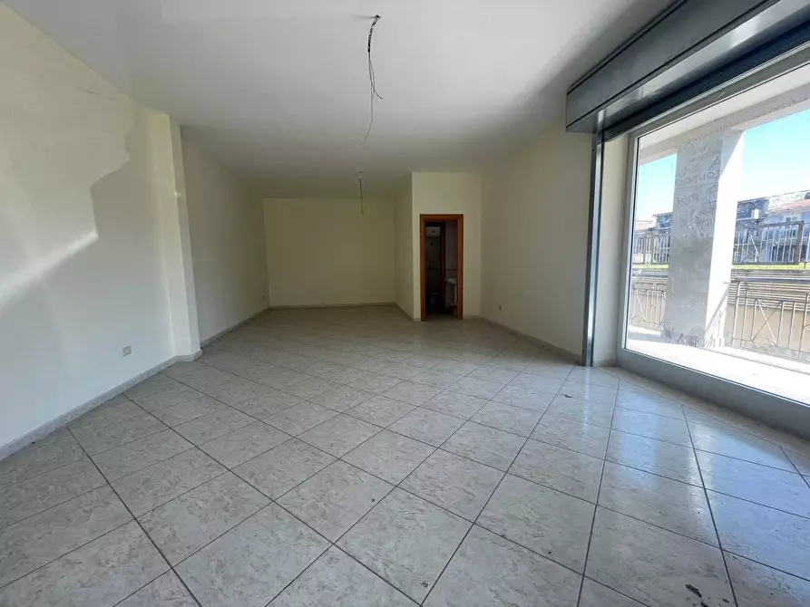 Immagine 10 di Negozio in affitto  in via Giovanni Amendola 8 a Capodrise