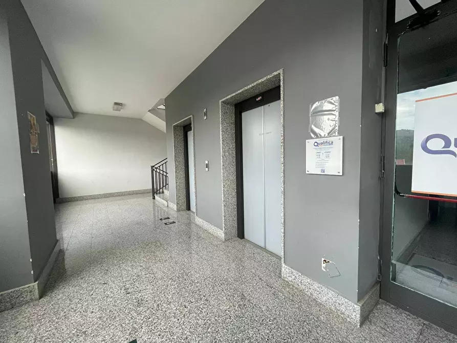 Immagine 10 di Ufficio in affitto  in Via Maggiore Salvatore Arena 1 a Caserta