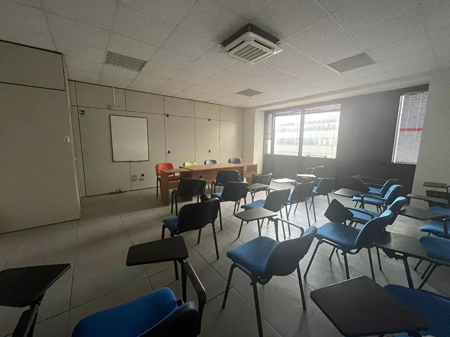 Immagine 19 di Ufficio in affitto  in Via Maggiore Salvatore Arena 1 a Caserta