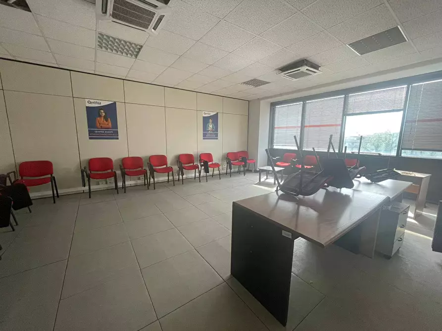 Immagine 16 di Ufficio in affitto  in Via Maggiore Salvatore Arena 1 a Caserta