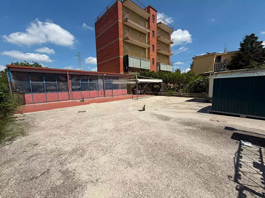 Immagine 9 di Negozio in affitto  in Via Ponteselice a Casagiove
