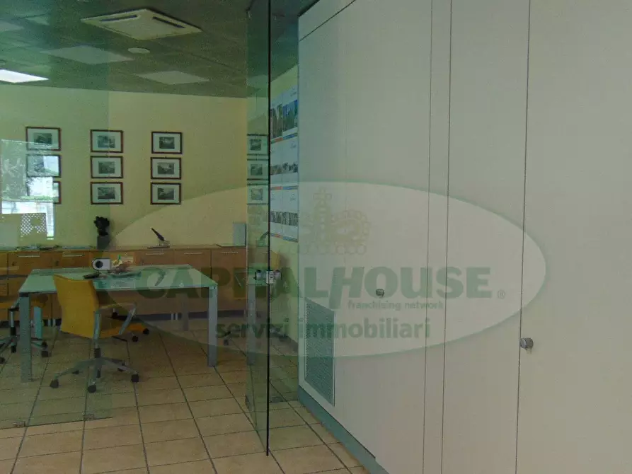 Immagine 9 di Locale commerciale in affitto  in via nazionale delle puglie a Sirignano