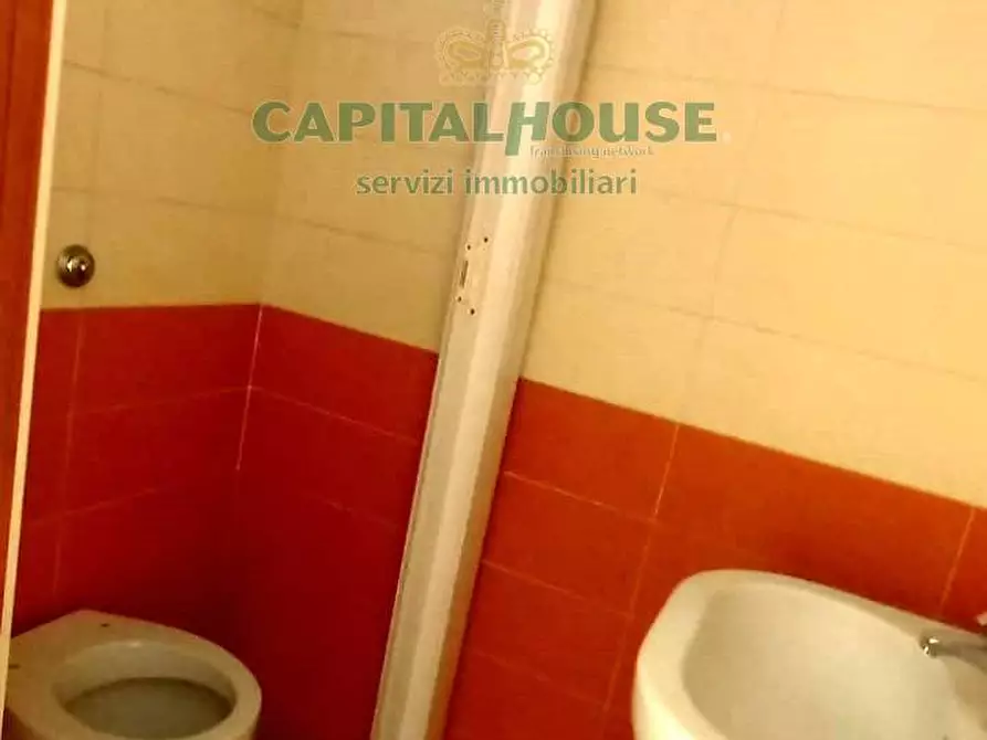 Immagine 5 di Locale commerciale in affitto  in corso gran priorato di malta a Capua