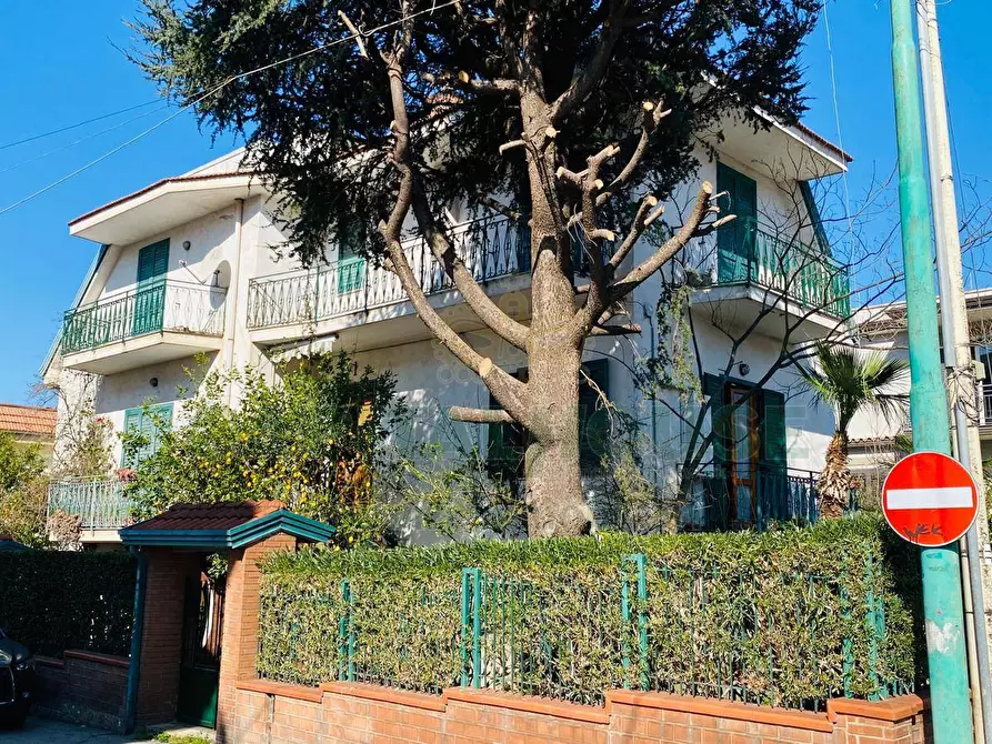 Immagine 1 di Villa in vendita  in sirignano a Sirignano