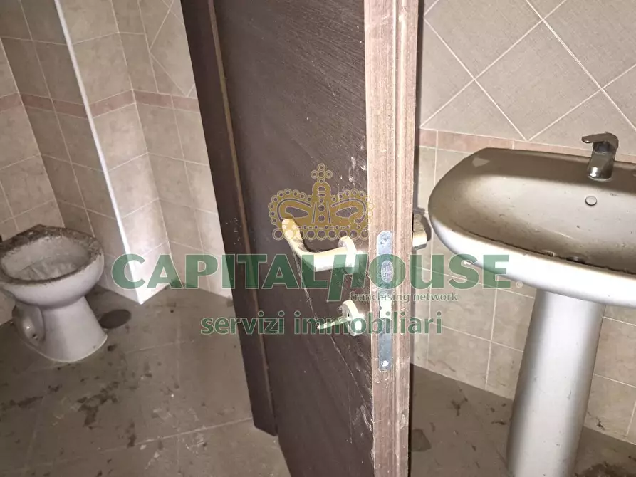 Immagine 21 di Locale commerciale in vendita  a Camigliano