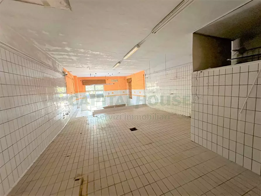 Immagine 1 di Locale commerciale in vendita  in baiano a Baiano