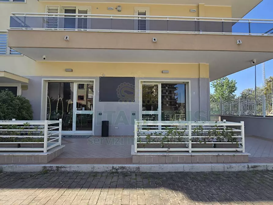 Immagine 11 di Locale commerciale in affitto  a Capodrise