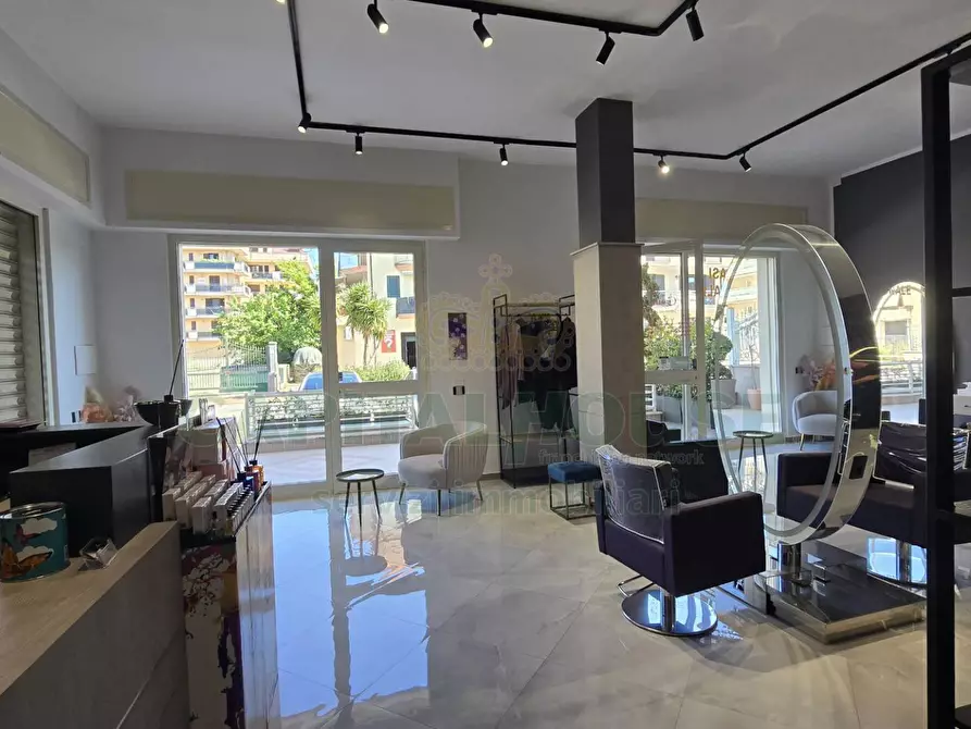 Immagine 5 di Locale commerciale in affitto  a Capodrise