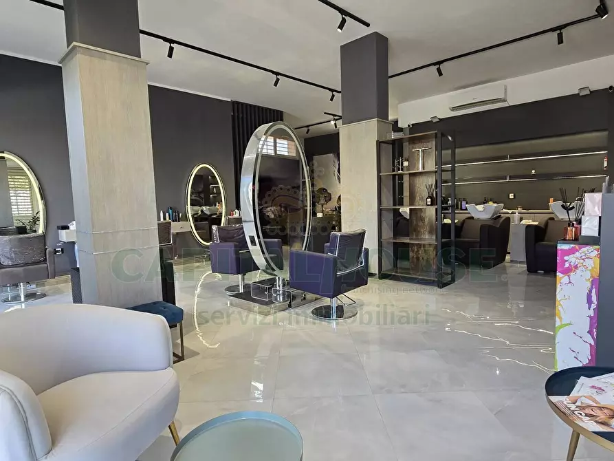 Immagine 6 di Locale commerciale in affitto  a Capodrise