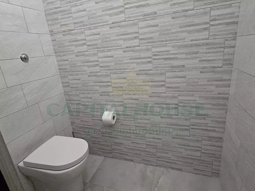 Immagine 10 di Locale commerciale in affitto  a Capodrise