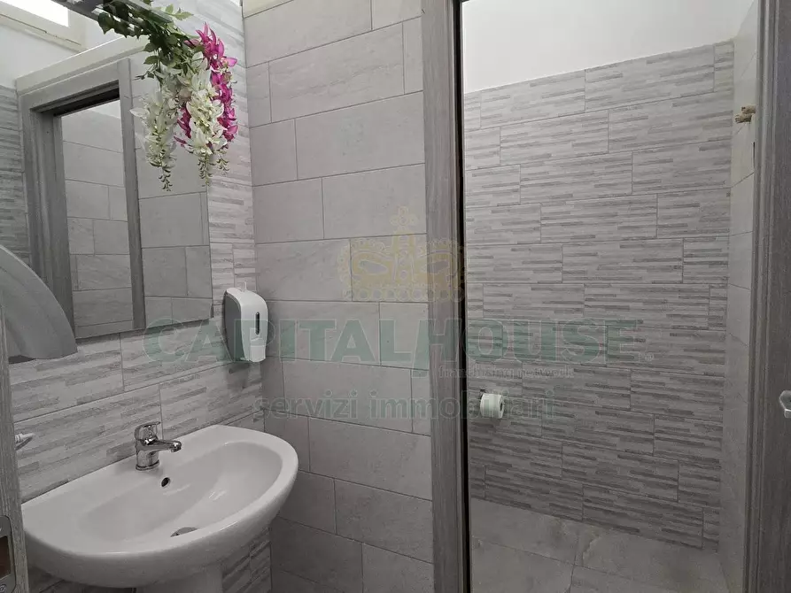 Immagine 9 di Locale commerciale in affitto  a Capodrise