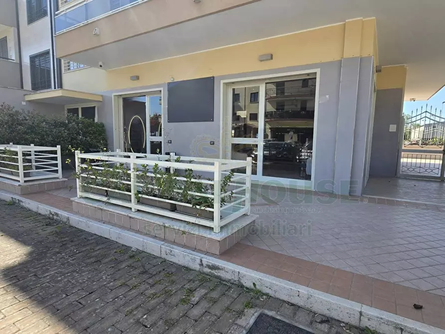 Immagine 12 di Locale commerciale in affitto  a Capodrise